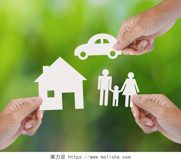 在绿色的背景下手中拿着纸家庭汽车家庭演示保险的概念